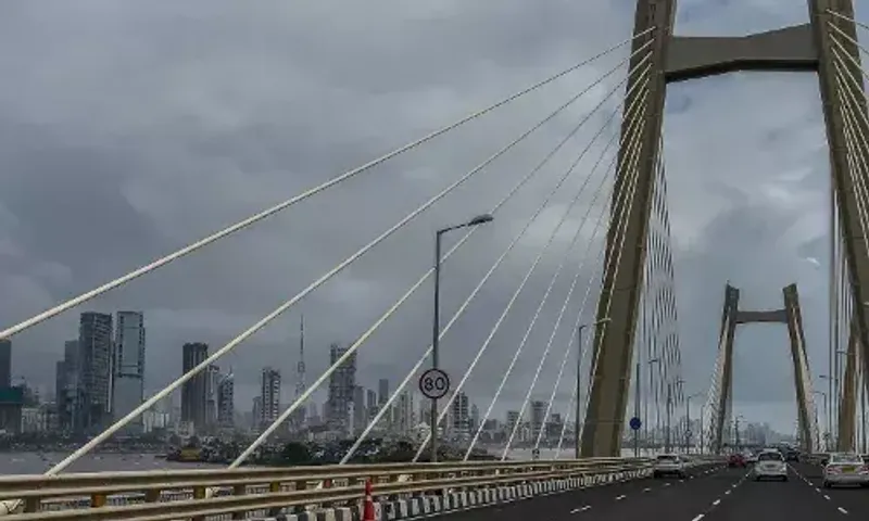 Monster thunderstorm twice Mt. Everest's height dumps over 250mm rain in Mumbai