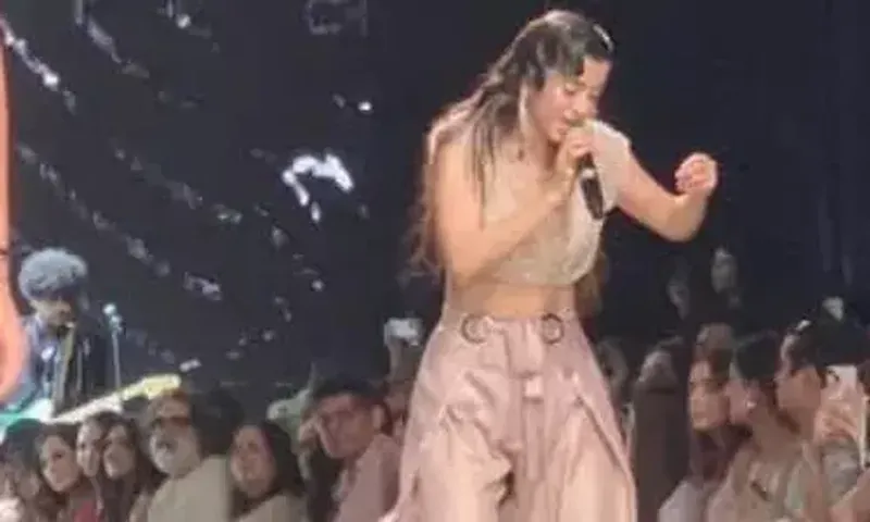 Hrithik Roshan's ladylove Saba Azad takes over fashion runway with her melodious performance