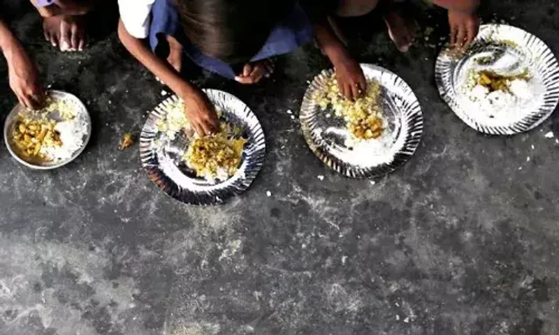 27% of Delhi students left out of midday meal in 2nd pandemic year: Centre