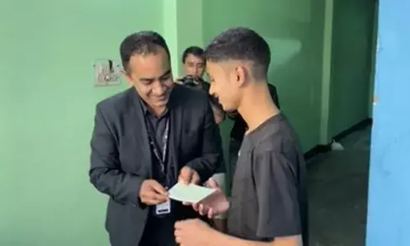 'Noida midnight runner' Pradeep Mehra gets Rs 2.5 Lakh from shopper's stop for mother's treatment