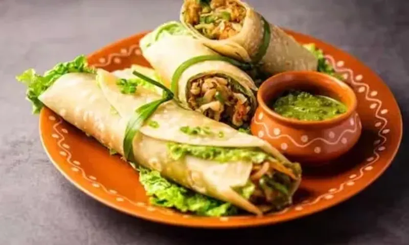 Chole Roll Recipe: A delicious snack loaded with the goodness of chickpeas, onion, tomato, capsicum and spices.