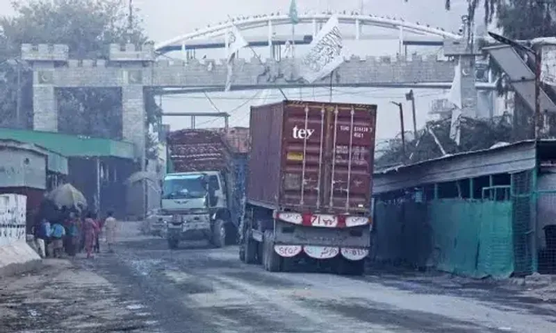 Pakistan effectively shuts key crossing into Afghanistan to truck drivers