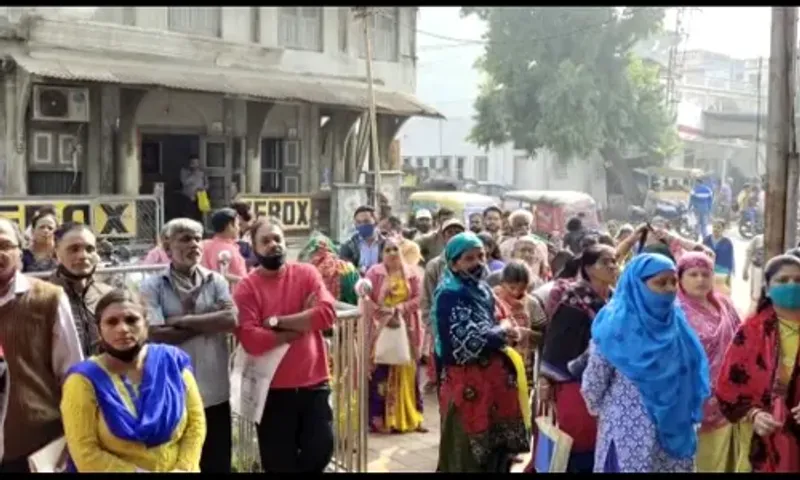 People gathered at UCD office to avail loan under Prime Minister's Street Vendor Atmanirbhar Nidhi Yojana
