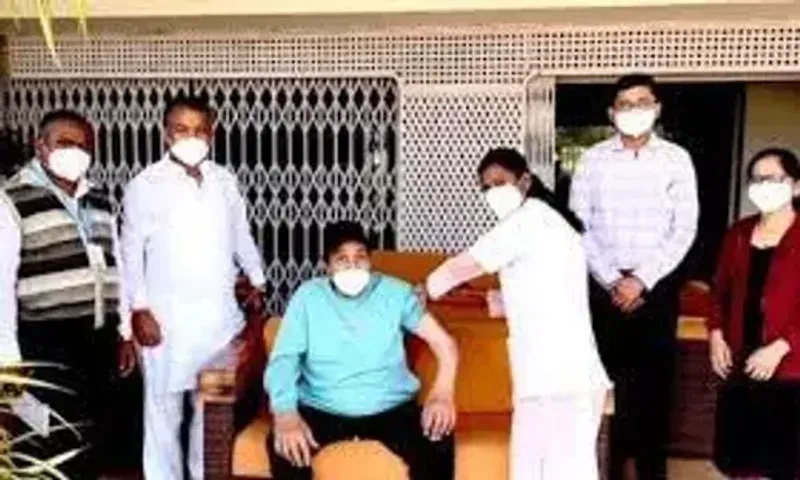 Dharmendra gets Covid-19 booster shot, urges fans to get vaccinated