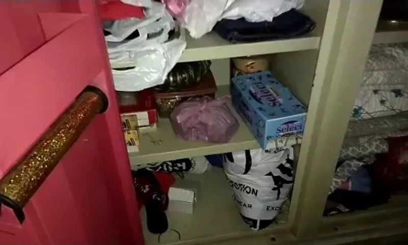 Burglars strikes in a house, escape with cash, gold, and silver jewellery
