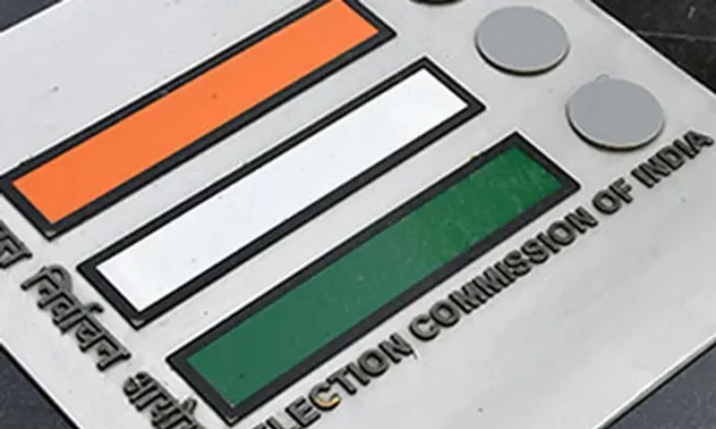 EC raps Gujarat chief secretary, DGP for sitting on orders