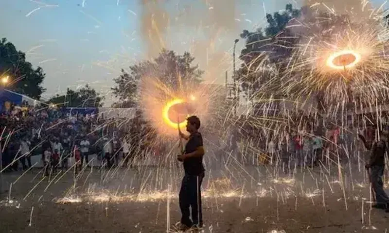 Cracker ban fizzles out, Delhi records 'very poor' air quality