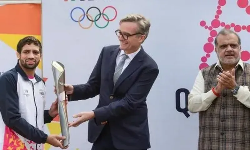 Ravi Dahiya starts Queens Baton Relay in India