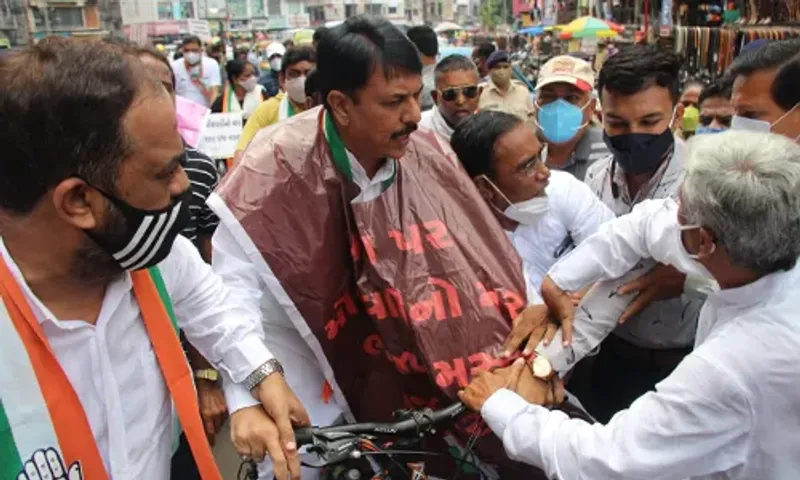 Around 50 including State Congress President detained by police for organised a cycle rally in Vadodara