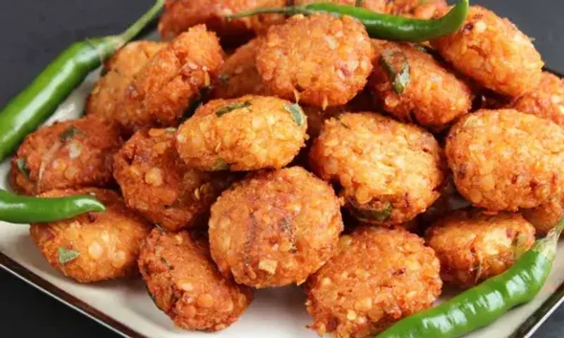 Masoor Dal Vada Recipe: Making some crispy snacks to enjoy rainy days is a monsoon ritual