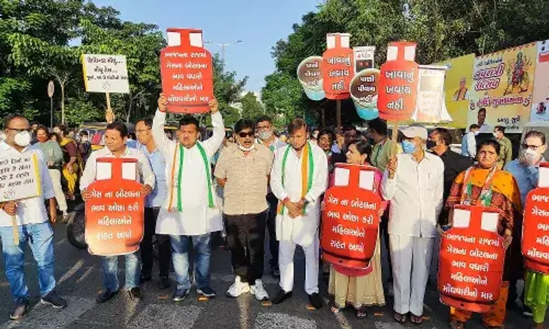 Vadodara Congress burn symbolic effigy of Ravan in protest against rising fuel and milk prices