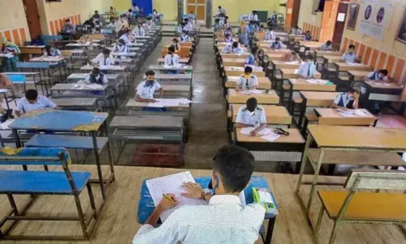 Delhi student, teacher test positive for COVID, classmates sent home