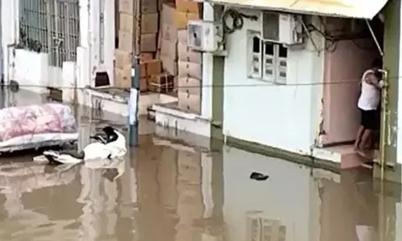 Flood-like situation in rain-hit Gujarat; 10k shifted