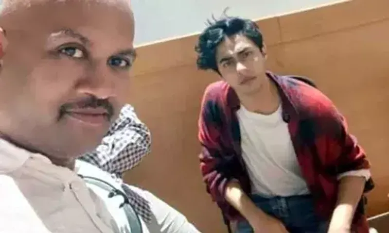 Pune Police issues lookout circular against man in viral selfie with Aryan Khan