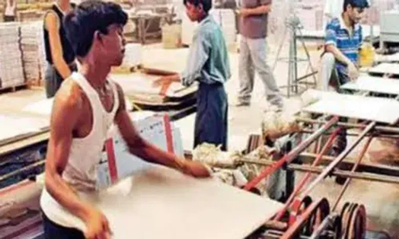 Shirting traders in Ahmedabad shorten credit period