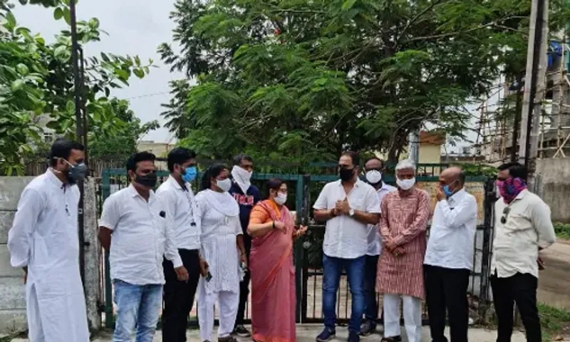 Vadodara Congress continue their campaign against the irregularities in plots allotted for afforestation