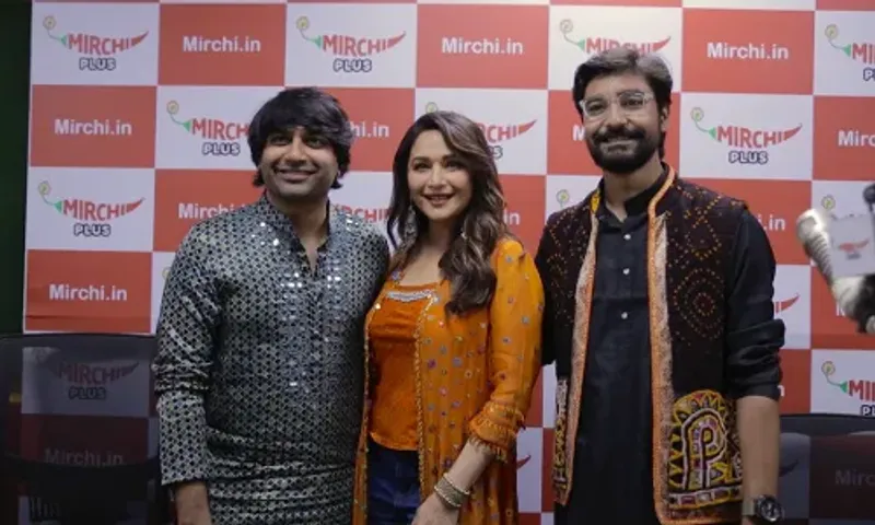 Thousands flock to catch a sight of Madhuri at Mirchi Rock n Dhol