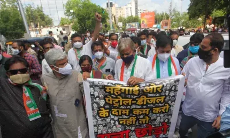Vadodara Congress held protest against rising petrol and diesel prices