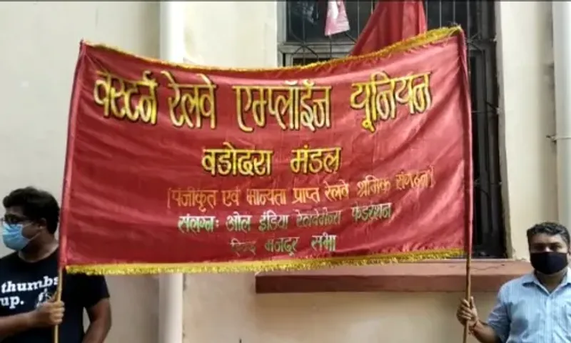 WREU Vadodara observed warning day in protest against privatisation of various sections of railways