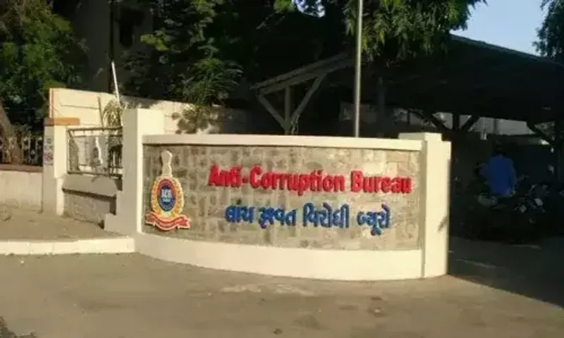 Vadodara ACB caught Deputy Mamlatdar of Karjan and intermediary came to collect bribe on his behalf