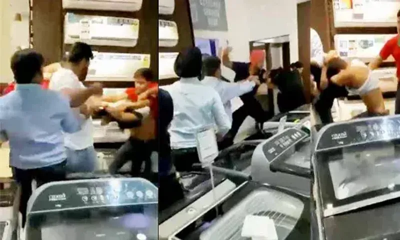 iPhone 15 Craze : Due to late delivery, Customers beat the store staff angrily even tore clothes; watch video