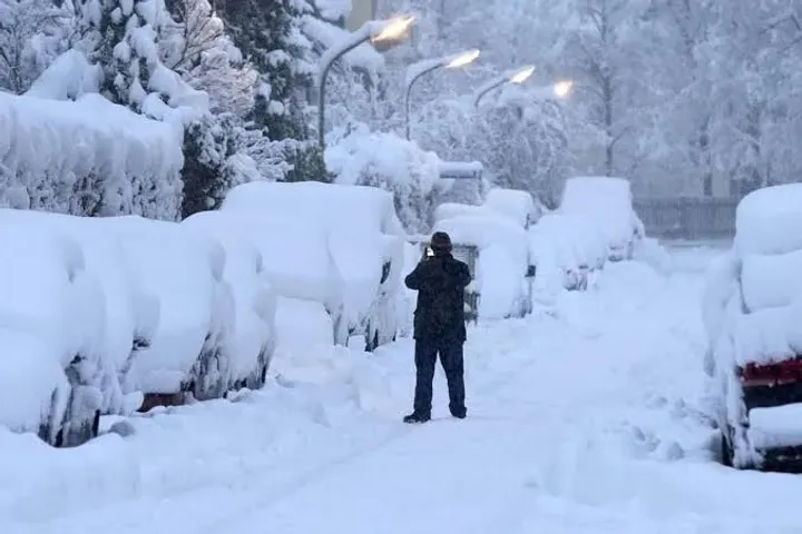 Munich airport grounds flights amid snowstorm, travel chaos in central Europe