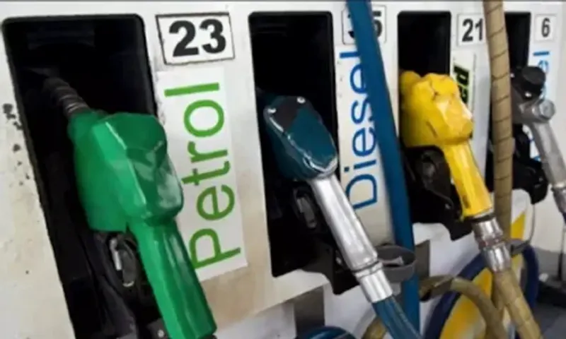 Report: Petrol, Diesel prices expected to rise by Rs 15-22 per litre