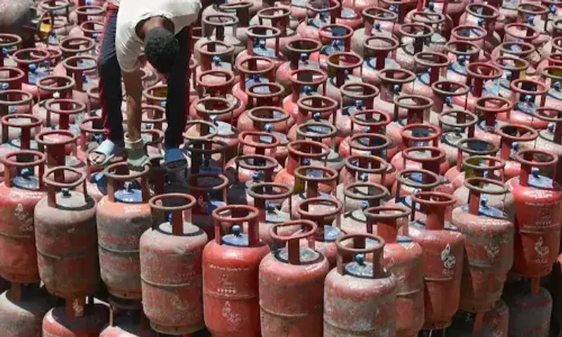 8.8 cr LPG connections released till Nov 30, 2021 under Ujjwala Yojana says Petroleum Minister