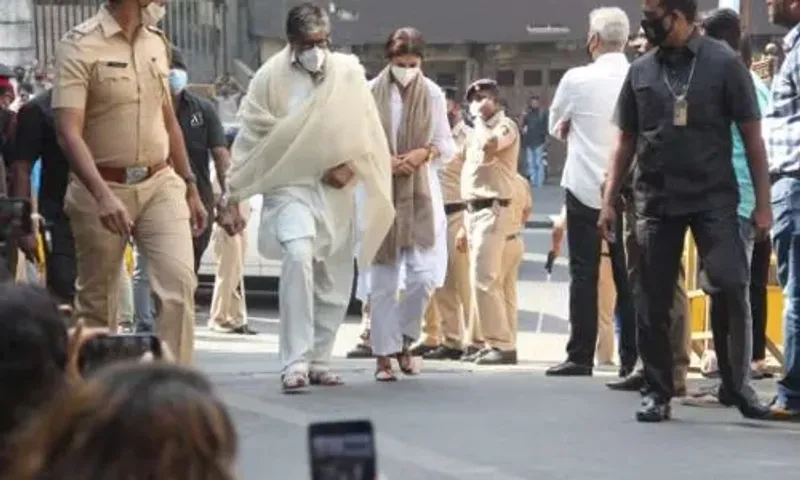 Lata Mangeshkar's mortal remains kept at Prabhu Kunj home, bollywood celebs reach for last darshan