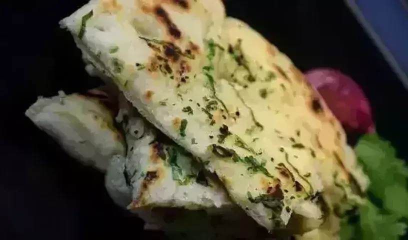Chicken Makhni Naan Pizza Recipe:It is a fusion recipe which will make your taste buds go wow