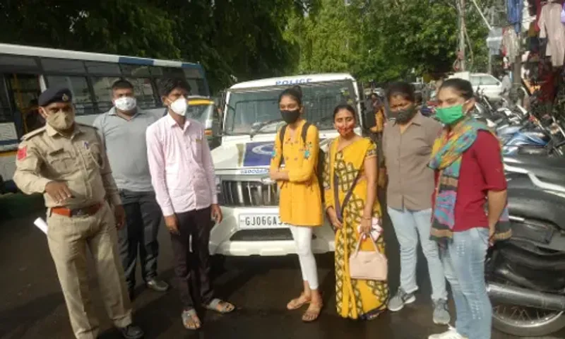 Sayajiganj police station She team reunite minor girl ran away from Santrampur