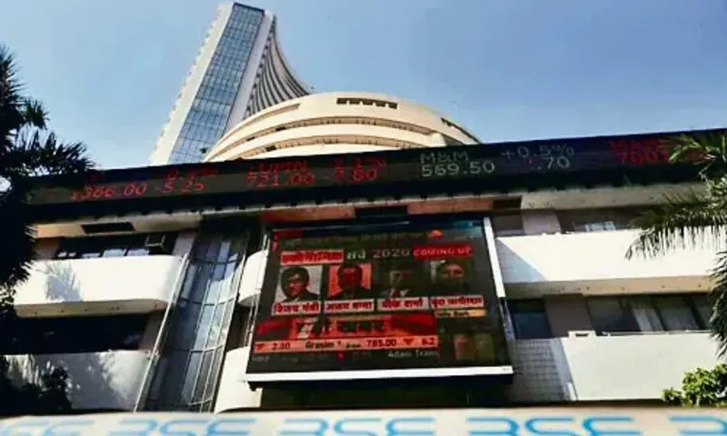 Sensex tumbles 900 pts, Nifty around 17,300 as US inflation bites