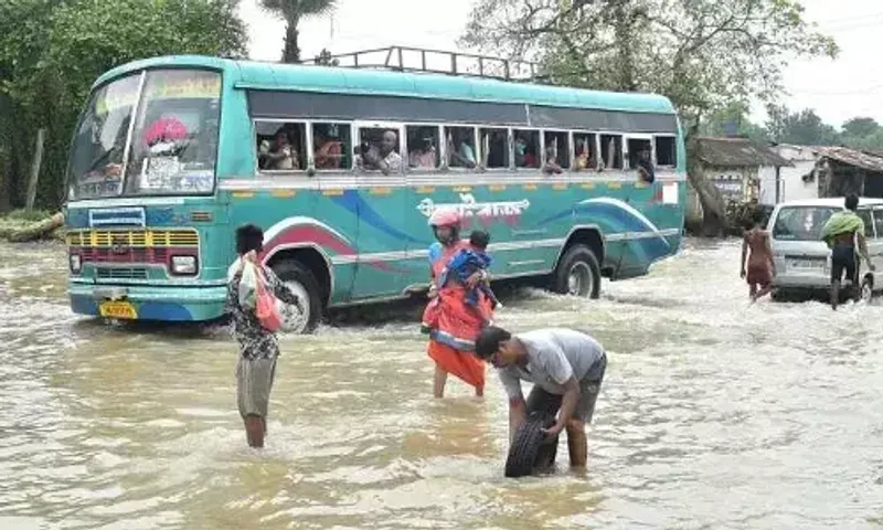 West Bengal: 2.5 lakh displaced, 7 dead after water discharged from dams floods 6 districts