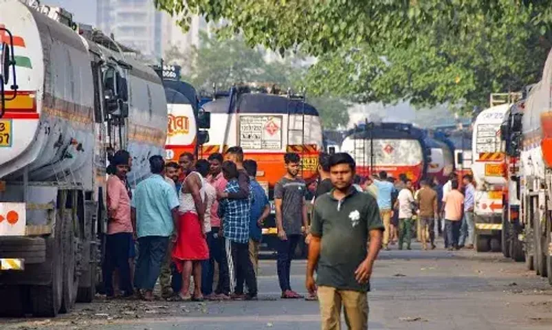 Truck drivers strike against new hit-and-run rule, causing long queues on petrol pumps