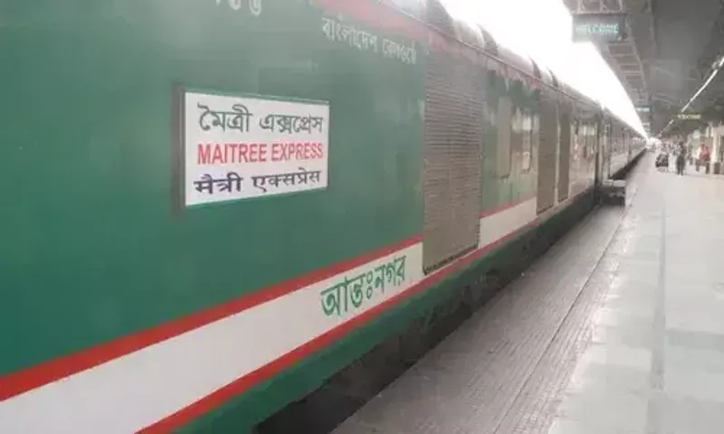 Crude bombs hurled at Maitree Express in Bangladesh’s Pabna