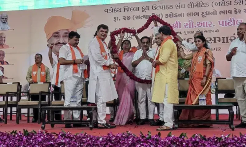 Greeting ceremony of BJP Gujarat President C.R. Patil by milk producers of Baroda Dairy for 27 crore payment of milk price