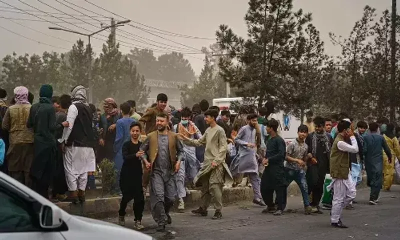 Reports: Taliban beat women, children with sharp objects on Kabul Airport Road despite of peace promise