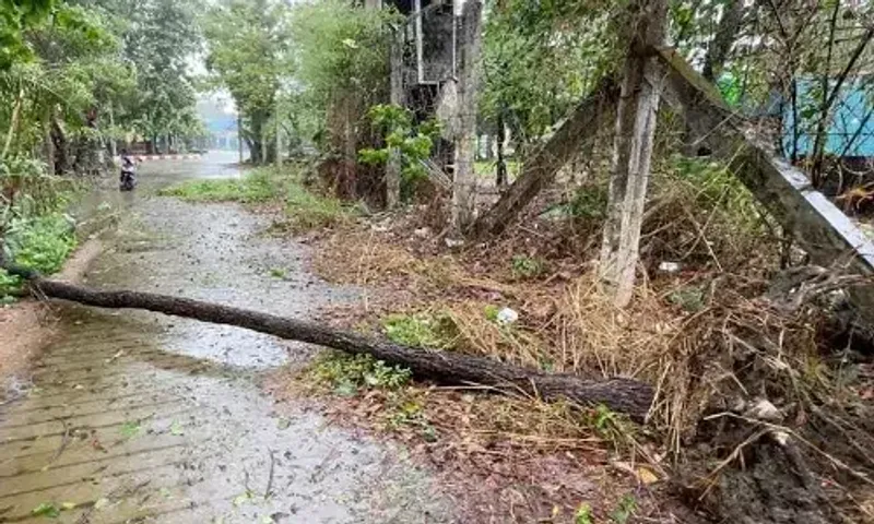 Powerful Cyclone Mocha floods homes, cuts communications in western Myanmar