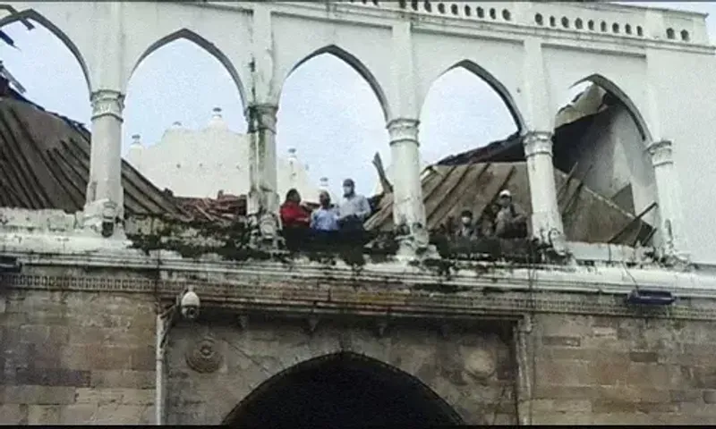 Vadodara Mayor, deputy Mayor and ASI officials visited Lehripura gate after part of its ceiling fell down