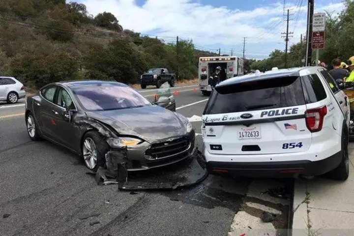 Tesla in Autopilot mode crashes as driver watches movie