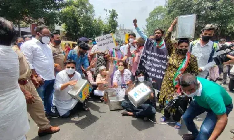Vadodara Congress on Friday staged protest against rising cooking oil price with empty cans