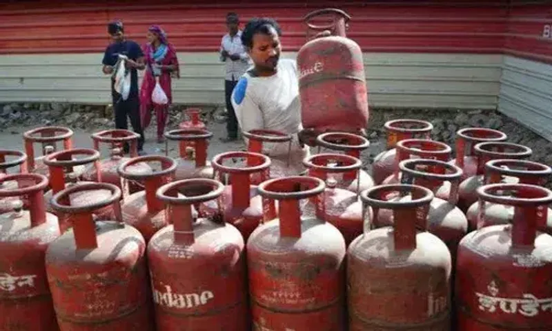 LPG Price: Rate of 19 kg commercial LPG Cylinders slashed by Rs 135