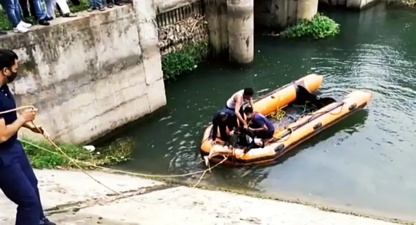 Woman saree save one of the two youth fell inside Narmada canal near Vadodara