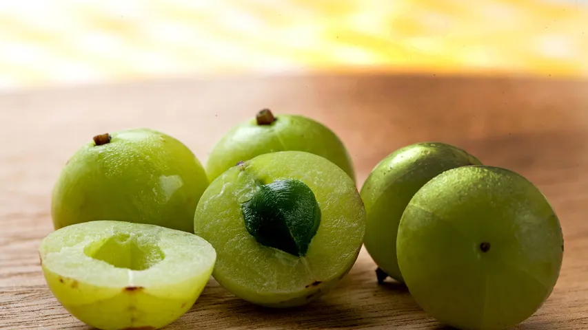 Potatoes, Amla help in getting rid of dark underarms