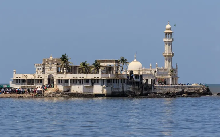 Women to re-enter Haji Ali dargah after 5 years