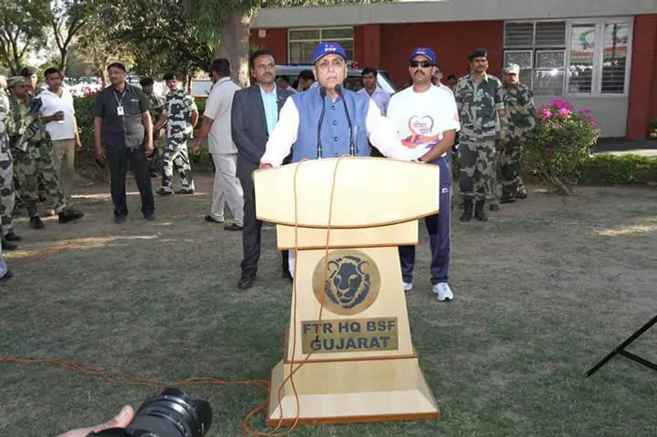 CM Rupani flags-off BSF organized cycle trip from Gandhinagar to Nadabet