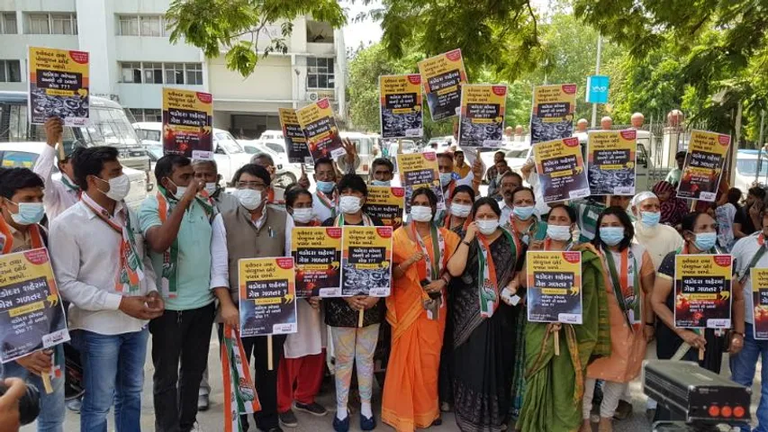 Vadodara Mahila Congress memorandum against gas stench