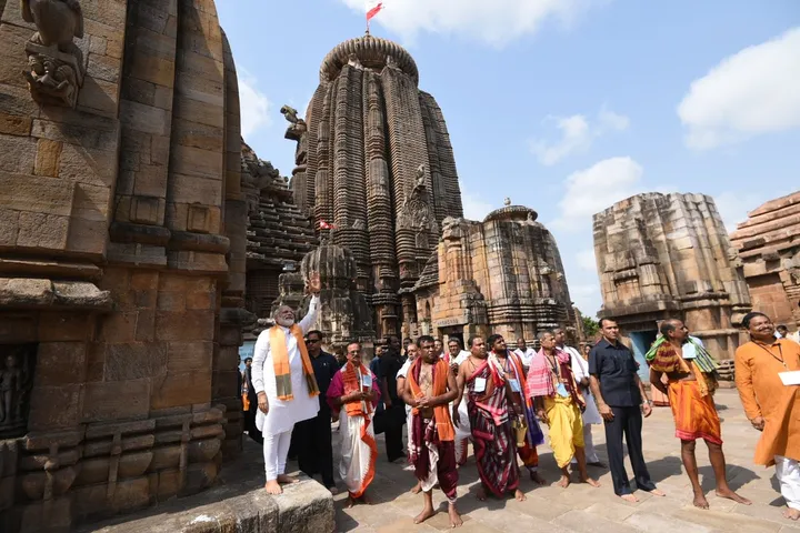 Modi offers prayers in Odisha's Lingaraj temple