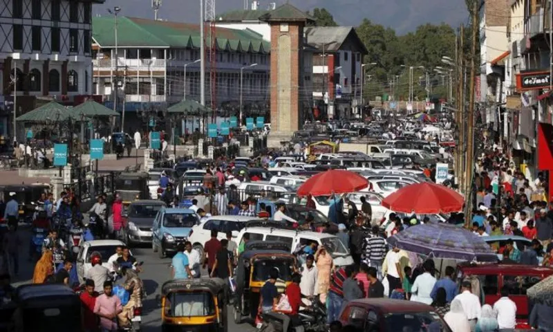 Normalcy returns to Kashmir as separatists call off shutdown