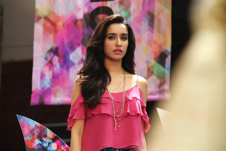 Shraddha Kapoor sings ‘Phir Bhi Tumko Chahungi’